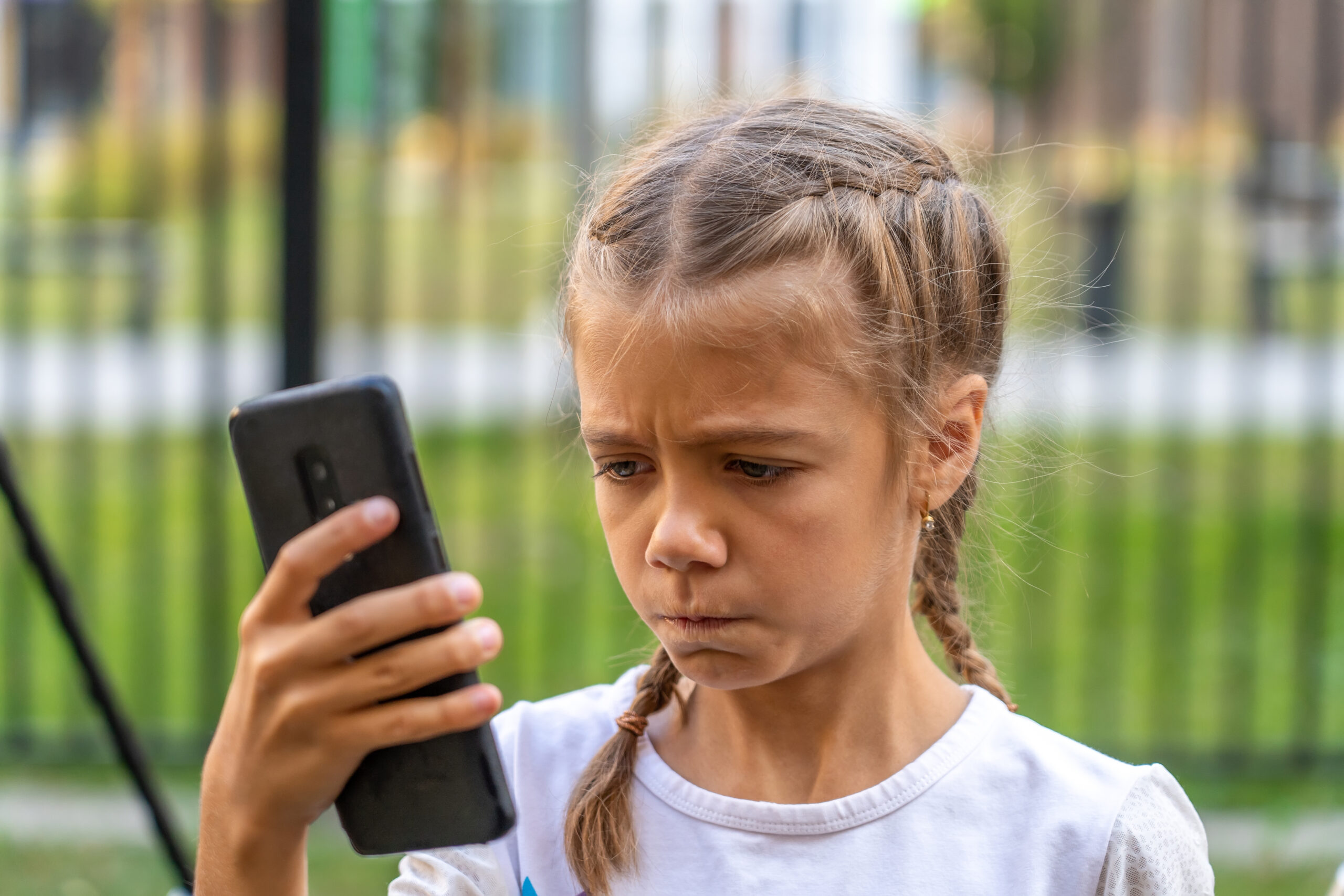 Spending time in front of a screen increases children’s risk of suicidal behaviour